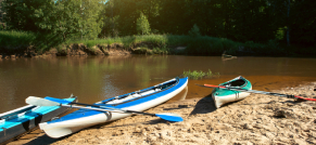 Foto de canoas en la orilla de un río