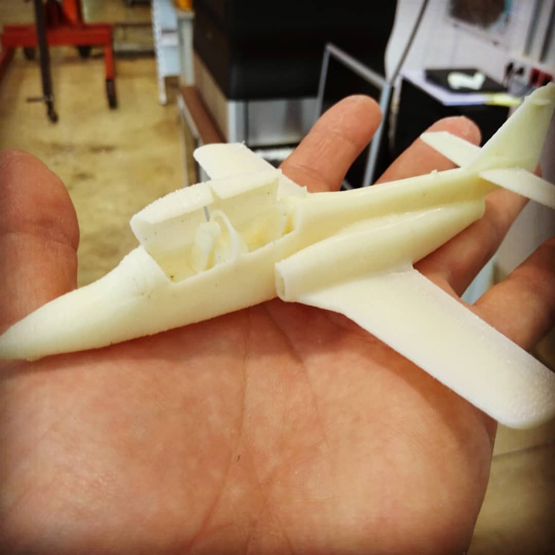 Imagen de carrusel Modelo del caza C-101, impreso en 3D por los compañeros del taller mecánico que fue regalado a la AGA.