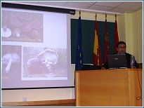 El Dr. Pedro Snchez Gmez durante el transcurso de la charla
