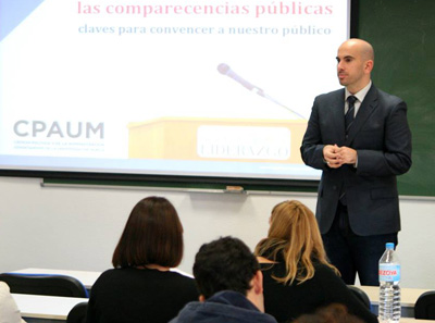 Yuri Morejón impartiendo la sesión "Cómo comunicar con éxito en las comparecencias públicas"