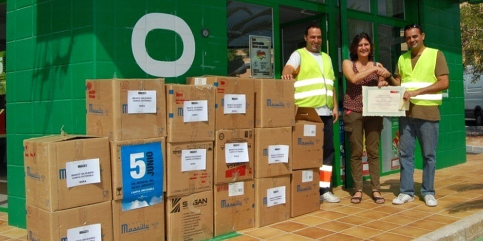 Contenedores de Proyecto Abraham en la Universidad de Murcia para la reutilización de ropa, calzado y juguetes. 