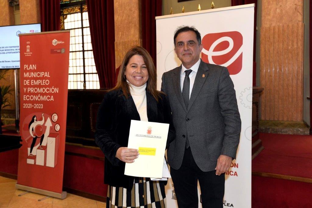 alicia rubio bañón en la firma del convenio entre el ayuntamiento de Murcia y la universidad de Murcia