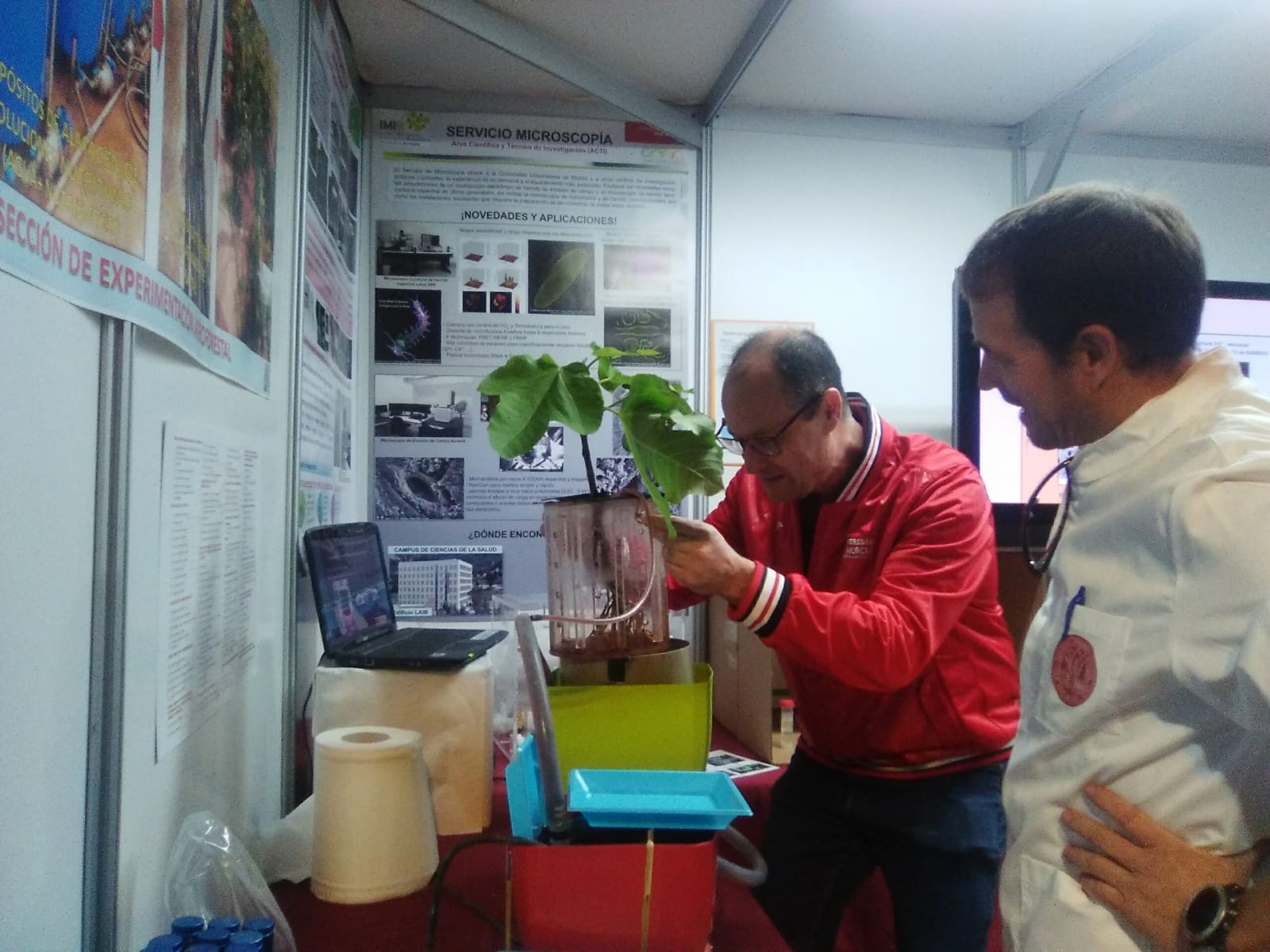 Imagen de carrusel El Vicerrector de Investigación y Transferencia manipulando un cultivo hidropónico.