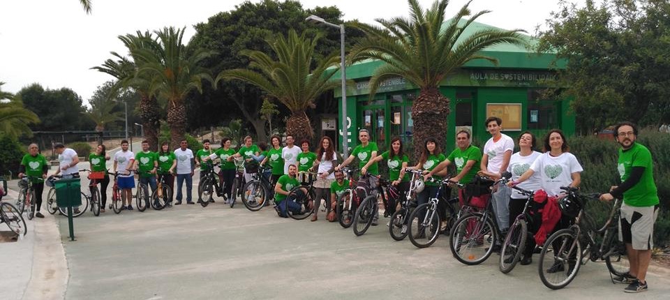 Imágenes de archivo de miembros de la Universidad de Murcia en bicicleta. 