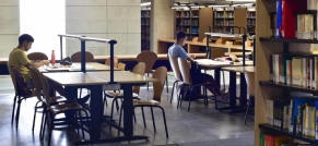 Foto de personas estudiando en una biblioteca