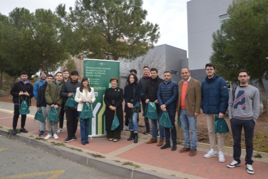 María Belén López, vicerrectora de Infraestructuras de la UMU; Marina Munuera, directora general de Movilidad y Litoral de la CARM; María Juárez, presidenta del Consejo de Estudiantes y los coordinadores de Campus e Infraestructuras, José A. Carrasco y Antonio Caballero, junto a un grupo de estudiantes el día del acto de presentación.