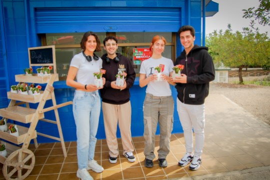 Actividad de concienciación ambiental en el Día Mundial del Reciclaje en la Universidad de Murcia. 