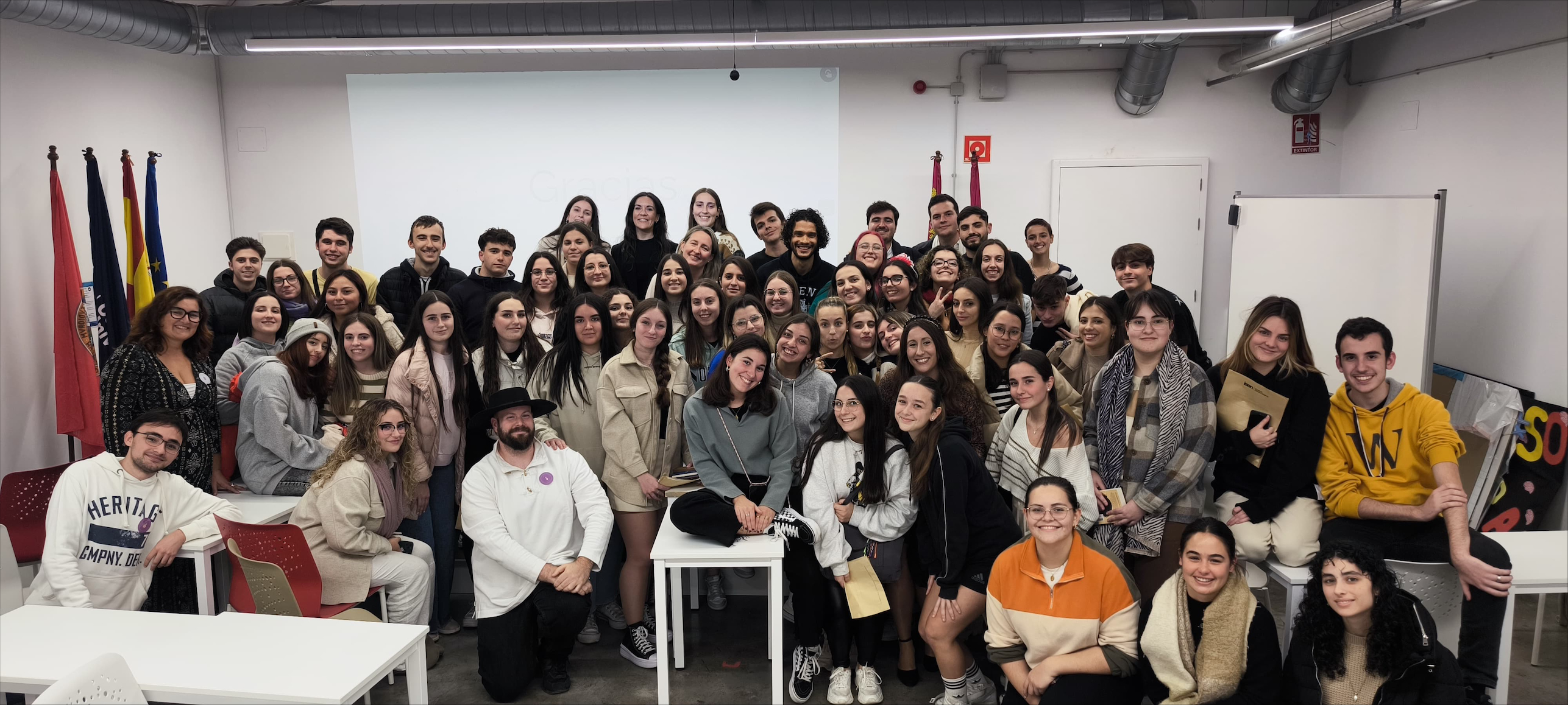 muchos de alumnos de isen en el encuentro del club de lectura 