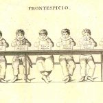 Niños sentados en un banco mostrando una tabla con la inscripción «Viva la Religión». Lancaster (traducción al portugués).