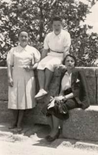 Amanda Junquera, Carmen Conde y Clemencia Miró, ante el magnolio del Jardín de los Frailes. El Escorial. Junio 1941.