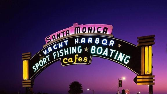 Cartel de una ciudad de California donde 'Mónica' es 'Monica'.